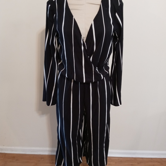 Worthington Pants - Worthington Black and white stripe capri wide leg jumper size MEDIUM